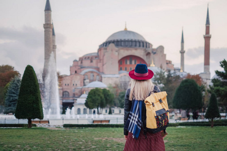 妇女欣赏美丽的风景，哈吉索菲亚大教堂，著名的伊斯兰地标清真寺，旅行伊斯坦布尔土耳其