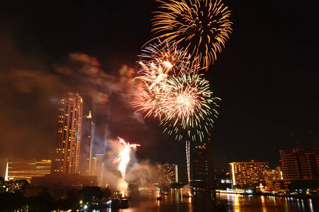 泰国 cho phraya 河上的新年庆祝焰火