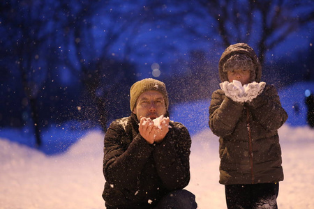 爸爸和孩子在公园玩雪的乐趣季节冬天