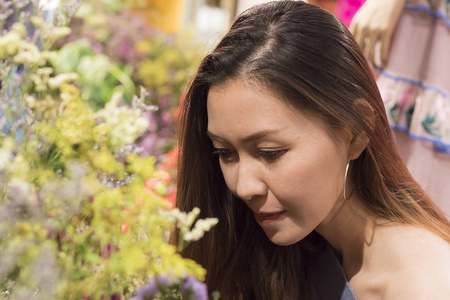 美丽的女人欣赏花