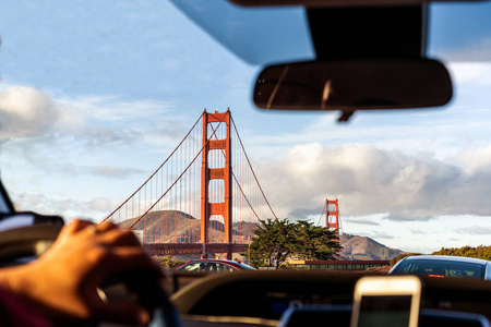 加州旧金山金门大桥的车窗视图。