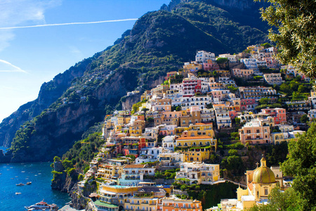 阳光明媚的day.positano.italy上城市和大海的全景。