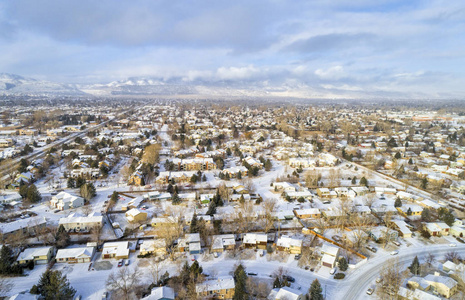 科罗拉多州岩山前缘典型住宅区鸟瞰，冬季景色清新，积雪