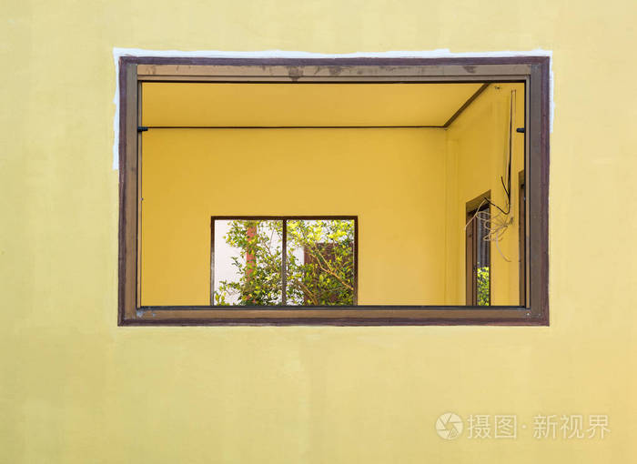 在建筑房屋安装玻璃的窗户的空框架.