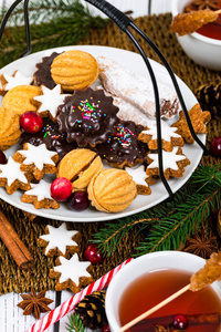 圣诞茶时间与背景与各种混合饼干和茶。 选择性聚焦。