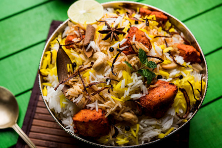 印度鸡肉TikkaBiriyani和酸奶一起放在碗里。 选择性聚焦