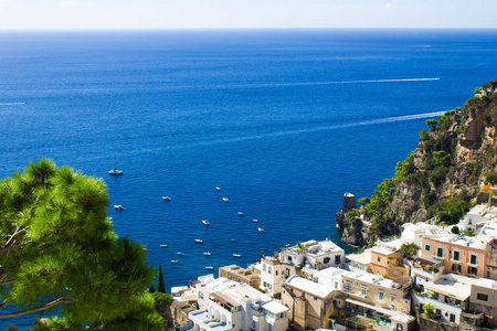 阳光明媚的day.positano.italy上城市和大海的全景。