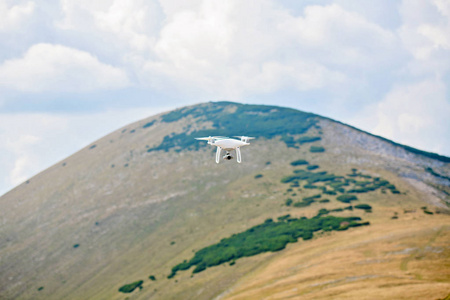 无人机四人组与数码相机飞行在自然