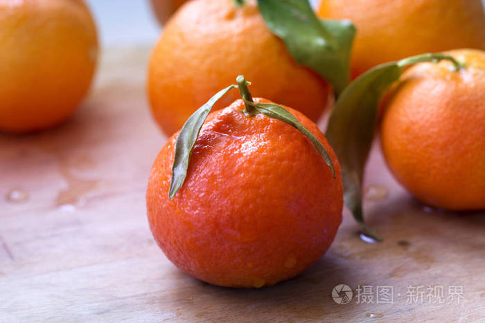 带绿叶的橘子或克莱门汀。橘子橘子，柑桔，铁线莲，带叶子的柑橘类水果
