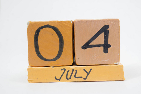 七月四日。 月4日手工木历隔离在白色背景上。 夏季月日的一年概念。