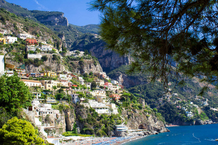 阳光明媚的day.positano.italy上城市和大海的全景。