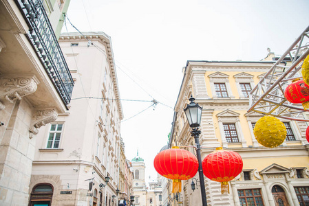 中国新年装饰灯在欧洲城市街道。 假日概念