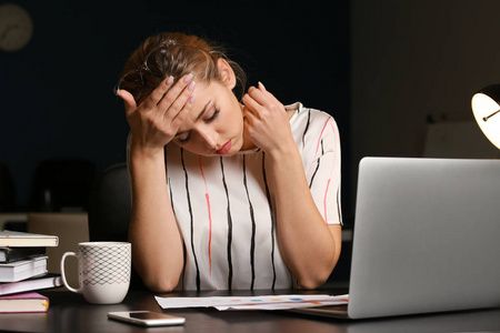 办公室深夜图片