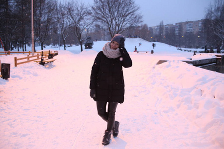 在冬天的衣服外面玩雪的女人