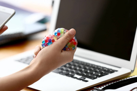 柔力球女人在工作场所挤压压力球照片