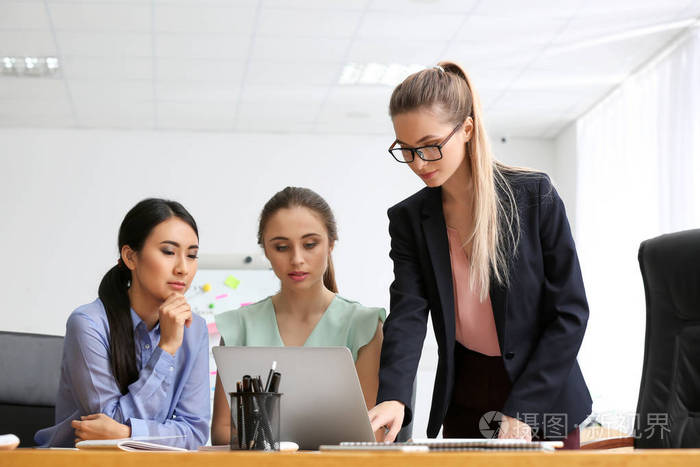 年轻的女商人在办公室开会