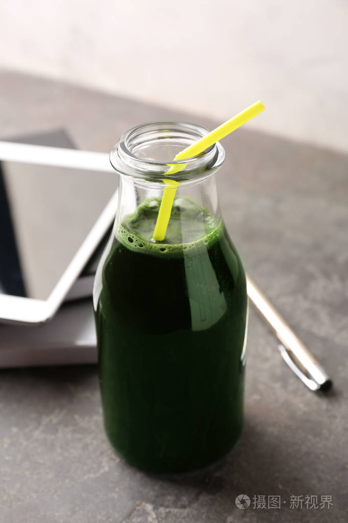 桌子上有一瓶螺旋藻饮料