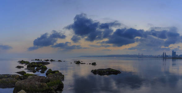 日落时巴库海滨大道全景