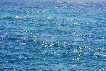 宁静的海面纹理. 湖面的涟漪. 平静中的蓝色海水.照片