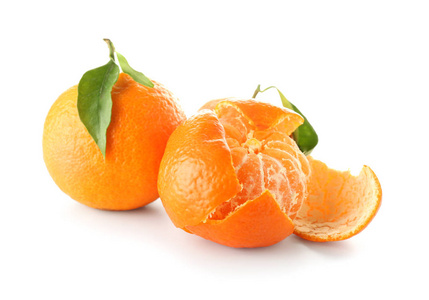 白色背景上美味多汁的橘子