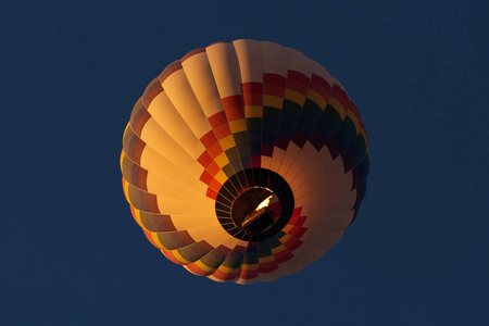 从贝娄看到一个五颜六色的热气球，背景是美丽的蓝天。