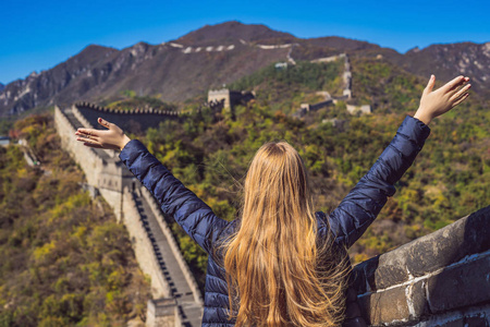 有目的快乐快乐快乐快乐的旅游女人在中国长城有乐趣的旅行微笑和跳舞