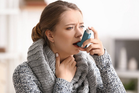 家中有哮喘发作的吸入剂的年轻女性