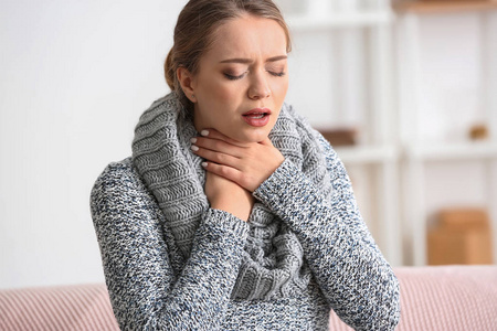 家里有哮喘病的年轻女性照片