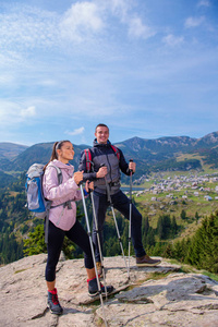 背包徒步旅行者在山顶放松, 欣赏山谷美景