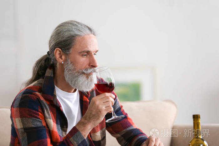 沧桑老头喝酒图片图片