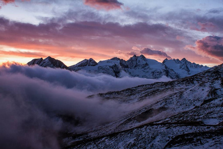 大观大雾谷，GranParadiso国家公园，阿尔卑斯山，意大利，戏剧场景，美丽的世界。秋天的早晨，景色宜人，天空阴云密布，山景