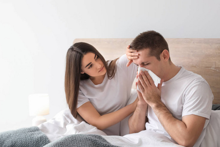 在家照顾丈夫患流感的妇女