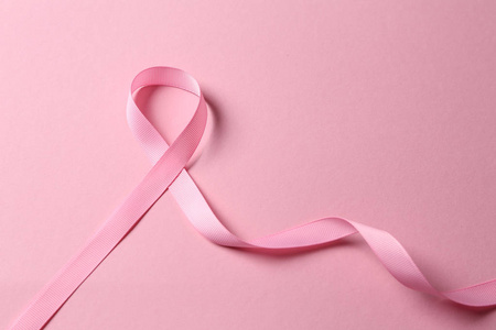 彩色背景上的粉红色丝带。 乳腺癌意识概念