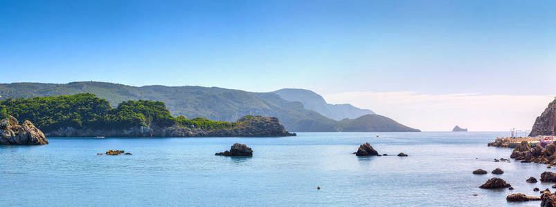 美丽的夏天全景海景。 在阳光明媚的阳光下，悬崖的景色进入了海湾，清澈的蔚蓝的水。 港口里的船和游艇。 地中海在欧洲的某个地方。