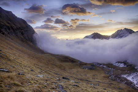 伟大的视野雾谷在格兰帕拉迪索国家公园阿尔卑斯山意大利戏剧场景美丽的世界。 彩色的秋晨观，多云的天空，壮丽的黎明，山景