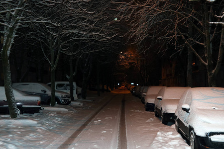 停着的汽车覆盖着雪雨