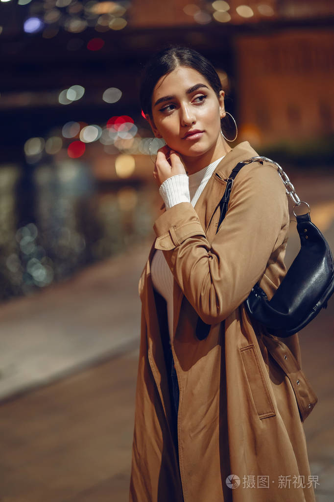 在芝加哥河附近散步的妇女