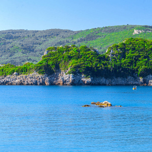 美丽的夏天全景海景。 在阳光明媚的阳光下，悬崖的景色进入了海湾，清澈的蔚蓝的水。 港口里的船和游艇。 地中海在欧洲的某个地方。