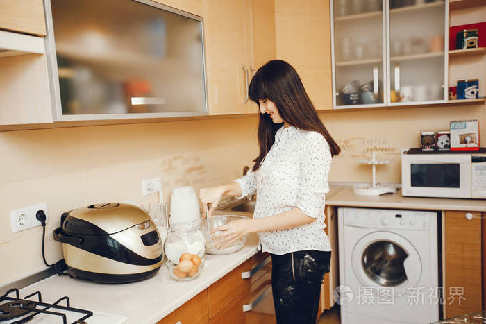 在厨房里的女人