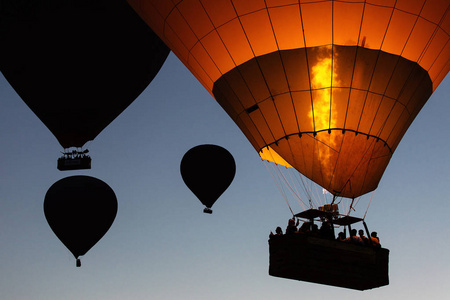 气球里的火焰。 在卡帕多西亚山谷上空飞行，土耳其