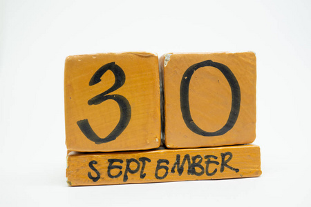 九月三十日。 月30日手工木历隔离在白色背景上。 秋月一年的概念。