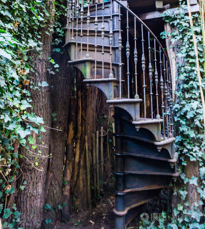 花园式室外建筑中的老式铁螺旋楼梯