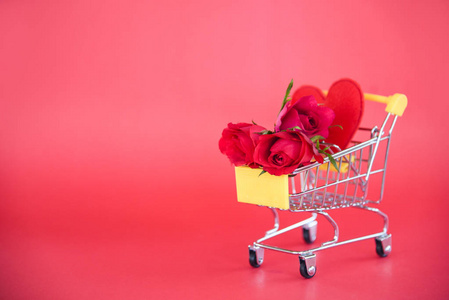 情人节购物和玫瑰花购物车充满红色的心和玫瑰为圣诞快乐假日快乐新年或情人节红色背景购物假期