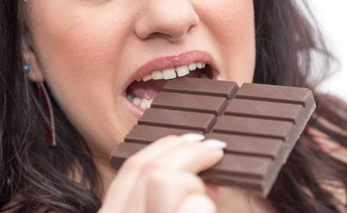 女人咬着巧克力棒
