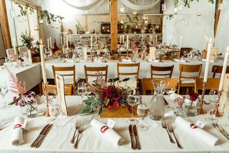 宴会。节日餐桌布置。用秋花和蜡烛装饰的结婚桌