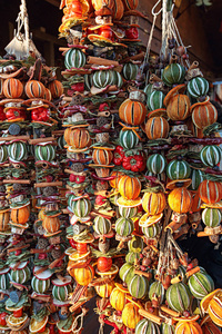 圣诞节市场上由干蔬菜和水果制成的传统圣诞装饰。 维也纳奥地利欧洲。