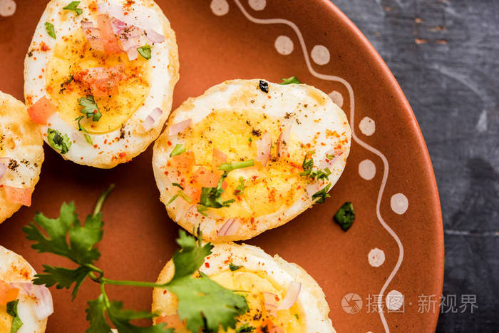 油炸热煮鸡蛋马萨拉是一个流行的健康早餐或从印度开始菜单洋葱香菜黑