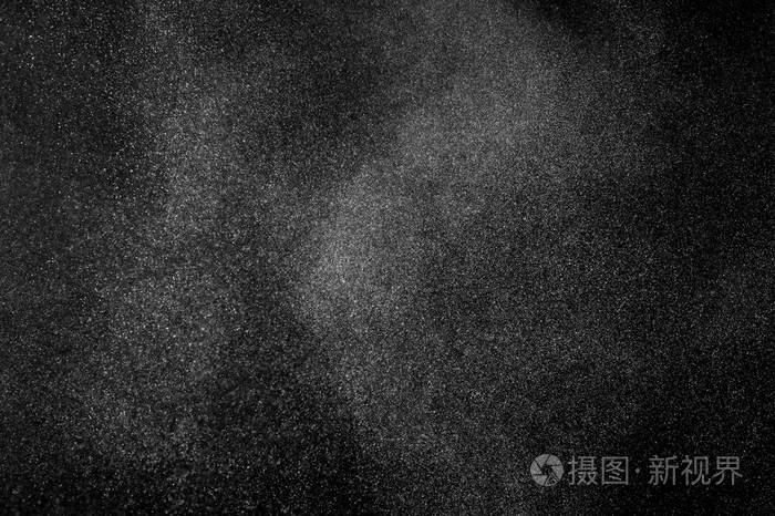 白色粉末在黑色背景上爆炸抽象的白色尘埃纹理
