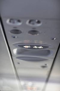 禁止在飞机上吸烟和系好安全带标志。
