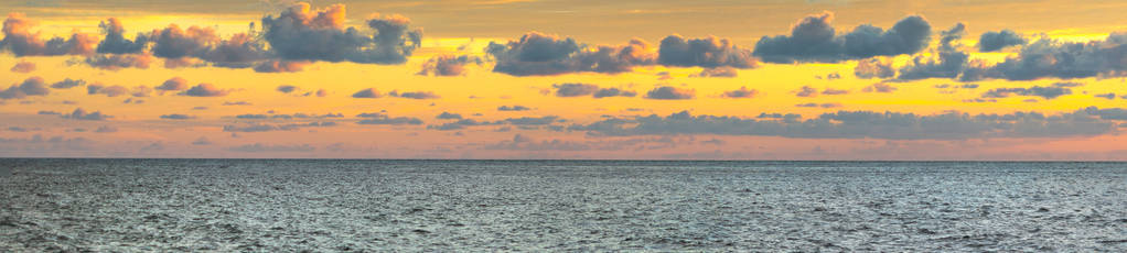 美丽的日落，多云的天空在普吉岛。